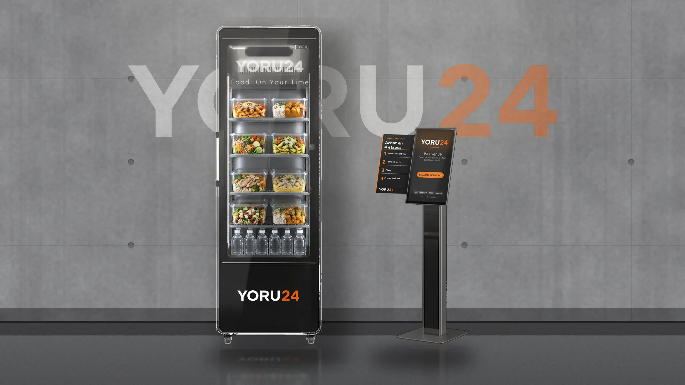 L'installation YORU24 type : une vitrine réfrigérée garnie de plats et une caisse en libre-service, contre un mur.